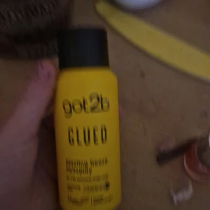 Hårspray från got2b - Säljer en gul flaska med got2b Glued hårspray. Perfekt för att hålla frisyren på plats hela dagen. Flaskan är kompakt och lätt att ta med sig.