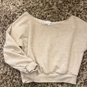 Off-shoulder tröja  - Beige off-shoulder tröja från asos, helt ny och oanvänd. Nypris 349kr