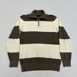 Massimo Dutti Half Zip - En Brun randig Massimo Dutti half zip | Skick 10/10 | Size - M | Nypris - 800kr | Fraktar via PostNord eller Instabox på köparens bekostnad | Hör av er vid frågor eller funderingar // restock