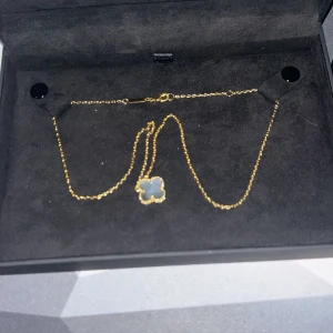 Hallsband och armband. - Fick med ett armband och ett halsband med ett annat köp hos kejsar dom har aldrig använts utan bara legat i boxarna. Både armbandet och halsbandet är guldplatsrat men jättefina ändå. Kan säljas separat. priset kan diskuteras om dom säljs innan helgen.