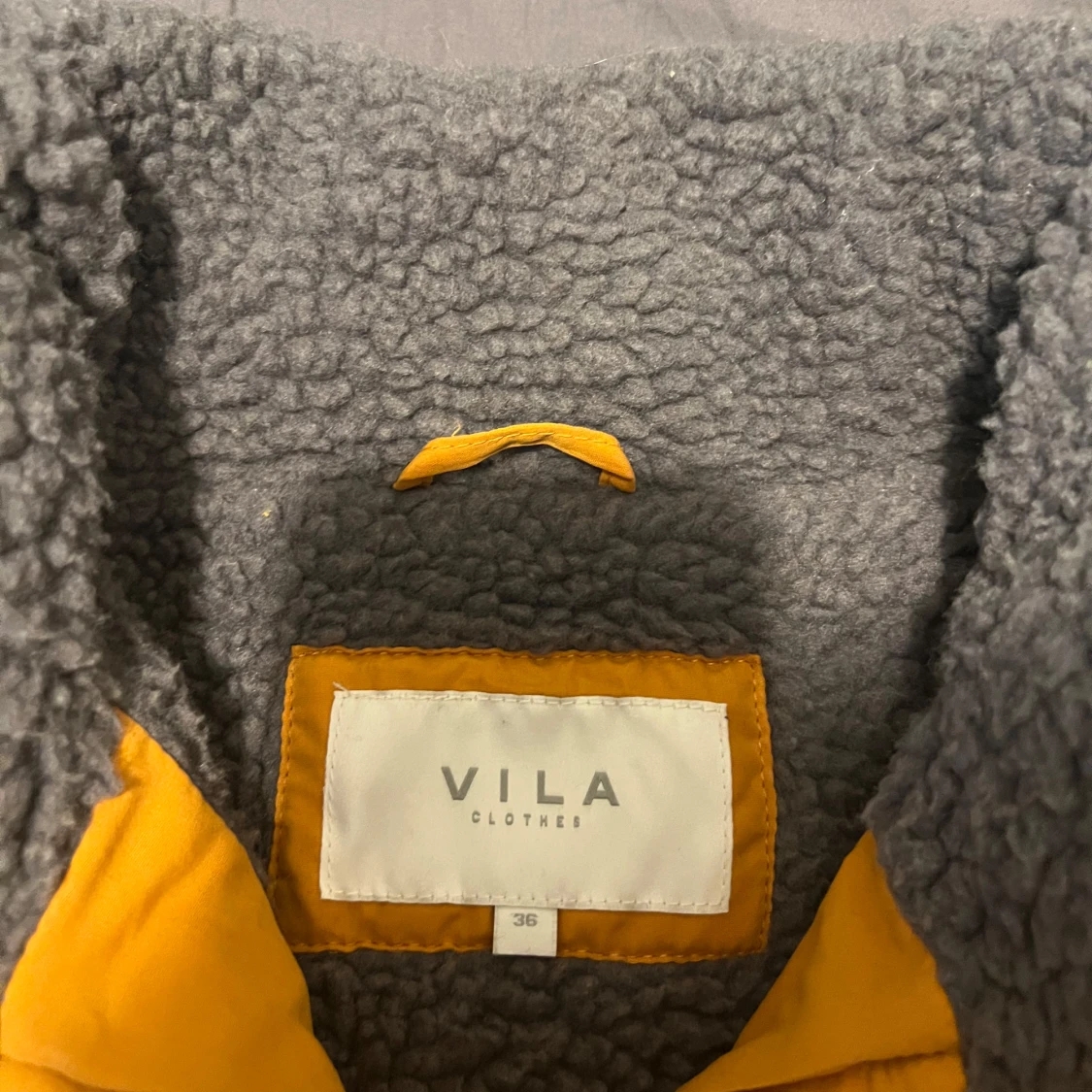 Gul pufferjacka från Vila - 2