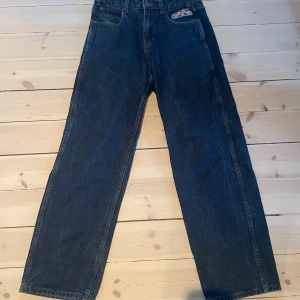 Mörkblå Butter Goods jeans - Så snygga och inga defekter!