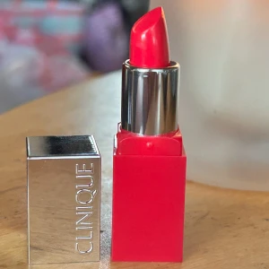 Pop lip colour från Clinique! - Pop lip colour + Primer "Punch Pop" från Clinique. 3,9 g. Nytt och oanvänt.