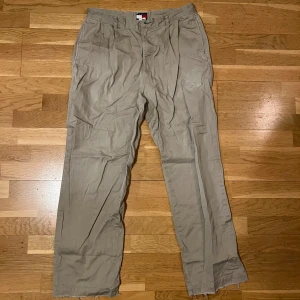 Beige chinos från Tommy Hilfiger - Baggy Chinos Size W34/L32 Tydliga tecken på användning.