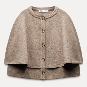 Beige stickad poncho från Zara - Säljer denna slutsålda stickade poncho ”Knit cape jacket” från Zara. Alla lappar är kvar, aldrig använd!