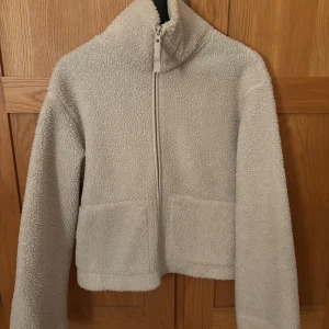 Beige teddyjacka från hm - Säljer nu min teddyjacka från hm då den inte används. Köptes för ca 2 månader sedan och är i superfint skick. I storlek S💕💕