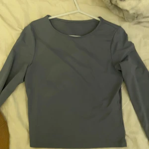 Blå långärmad topp - Super fin topp i fint skick och använd ett få tal gånger💕