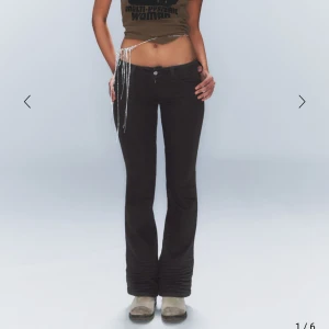 Svarta bootcut jeans - Snygga svarta bootcut jeans med låg midja. De är i storlek 24/30 passar folk med xxx och xs. Skickar fort❤️