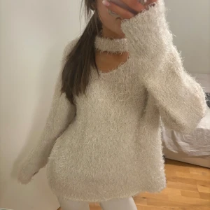 Beige fluffig tröja - Säljer en supermjuk och fluffig beige tröja med lång ärm och en unik halsdetalj. Perfekt för att hålla sig varm och stilren under kyliga dagar. Passar bra till både jeans och leggings. Hör av dig vid intresse! 🤍