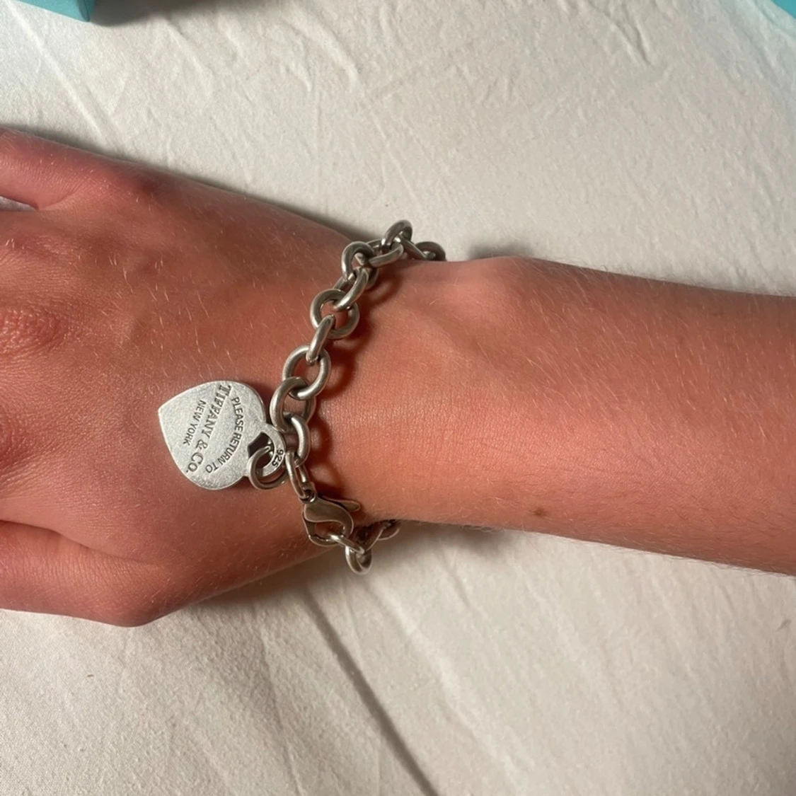 Silverarmband med hjärthänge från Tiffany & Co. - 1