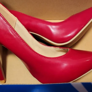 Röda pumps  - Snygga röda pumps. Perfekta för att ge en färgklick till din outfit. Oanvänd pga fel storlek. 