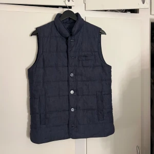 John Henric väst - Väst från John Henric i perfekt skick. Den är i storlek XS men passar bäst för dom som vanligtvis har S. Hör ev er