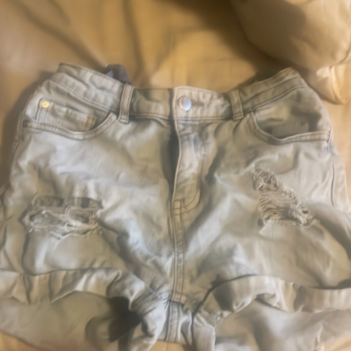 Ljusa jeansshorts med slitningar