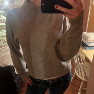 Grå stickad tröja  - Jättefin grå stickad tröja från &other stories, så skön. Lite nopprig men ingenting man tänker på. 