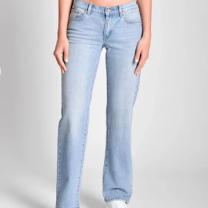 Ljusblåa low waist jeans från Abrand Jeans - Snygga low waist jeans i ljusblå från Abrand Jeans. De har en straight passform och är endast använda några gånger.