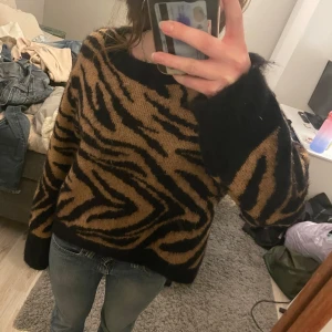 Stickad tröja/kofta - Streckad tröja med mönster från hm. Beige brun me svara ränder. Storlek M men passar som S 💕