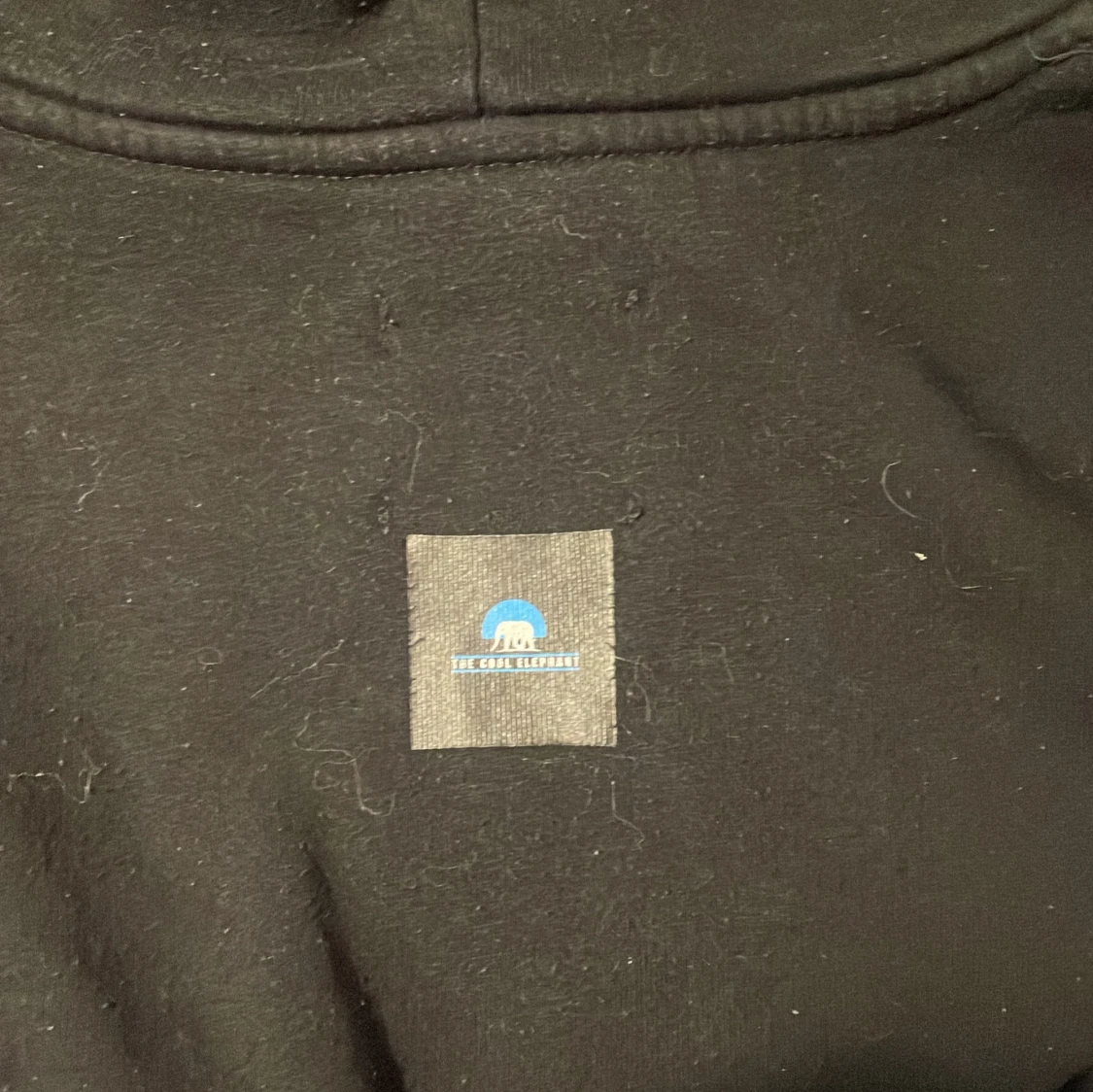 Svart hoodie med drakmotiv från The Cool Elephant - 3