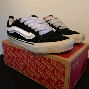 Vans knu skool - Säljer ett par Vans knu skools, kommer såklart med original förpackning. De är använda i cirka ett halvår men inga större slitningar förutom längst bak i hälen på sulan(se bild 3). Priset är diskuterbart och kom gärna med frågor!
