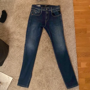 Replay anbass - Replay anbass hyperflex jeans i storlek 28/32 i mycket bra skicka