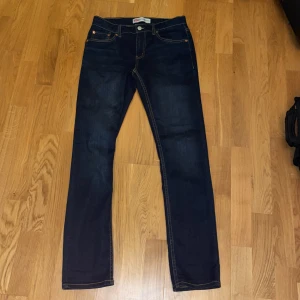 Levis 512 jeans - Helt nya mörkblå Levis 512 jeans med klassisk femficksdesign och guldfärgade nitar. De har en rak passform och är perfekta för en avslappnad stil. Jeansens midja är midwaist och är justerbara. Pris kan diskuteras. Skriv vid frågor! :D 