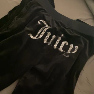 Juicy Couture - Snygga svarta mjukisbyxor från Juicy Couture med glittrande text på baksidan