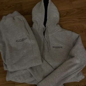 Grå sett från McKenzie - Säljer ett sett från McKenzie. Byxorna och tröjan  har en elastisk midja och muddar vid bensluten för extra komfort. Perfekta för en avslappnad stil. Har inte blivit använd på länge.