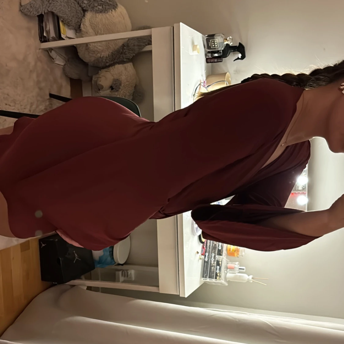 Vinröd klänning med v-ringning