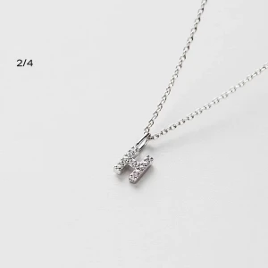 Hängsmycke , bokstav H - Hängsmycke i äkta 925 sterling silver  med klara Cubic Zirconia stenar. Använd fåtalet gånger.