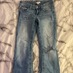 Blå bootcut jeans med slitningar - Snygga Lågmidjade jeans från gina, klippt hålen själv 