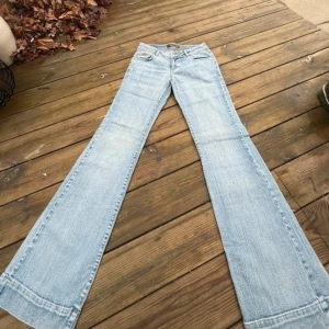 Lågmidjade bootcut jeans  - Säljer dessa ljusblå lågmidjade bootcut jeans med midjemåttet 37cm och innerbenslängden 81cm 💗