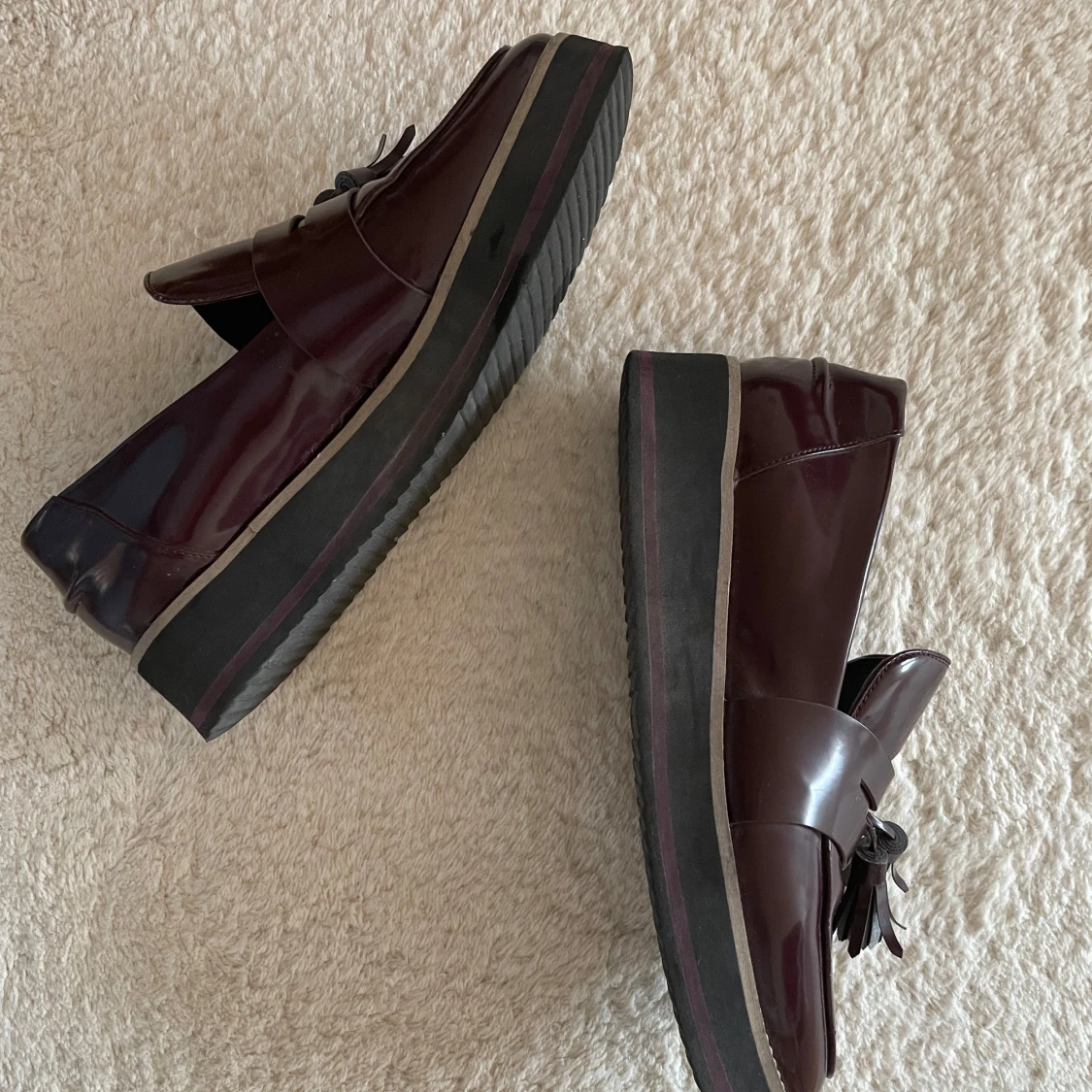 Bruna loafers med tofsar från Zara - 1