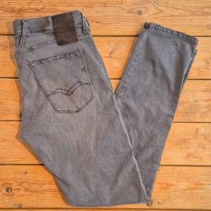 Replay Anbass jeans  - ♻️Skicket: 7,5/10 Jeansen är använda, mycket bra skick.  📏Storlek: W34 L32 Slim fit jeans  💸Nypris: 1800kr  📊Färg: Grå  Priset går att diskuteras vid snabb affär!
