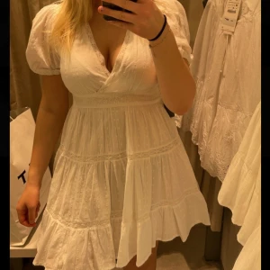Klänning - Jättefin vit klänning, perfekt till sommaren eller studenten 💗 Använd ett fåtal gånger så i bra skick! 