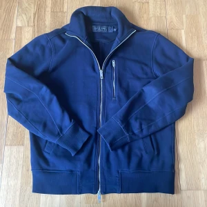 Sällsynt cardigan från Rag & Bone - Säljer nu min snygga och unika cardigan från Rag & Bone som inte säljs längre. Fungerar både som cardigan eller som en vårjacka. Den är storlek M och tveka inte att höra av dig vid minsta fråga eller fundering!😁💯