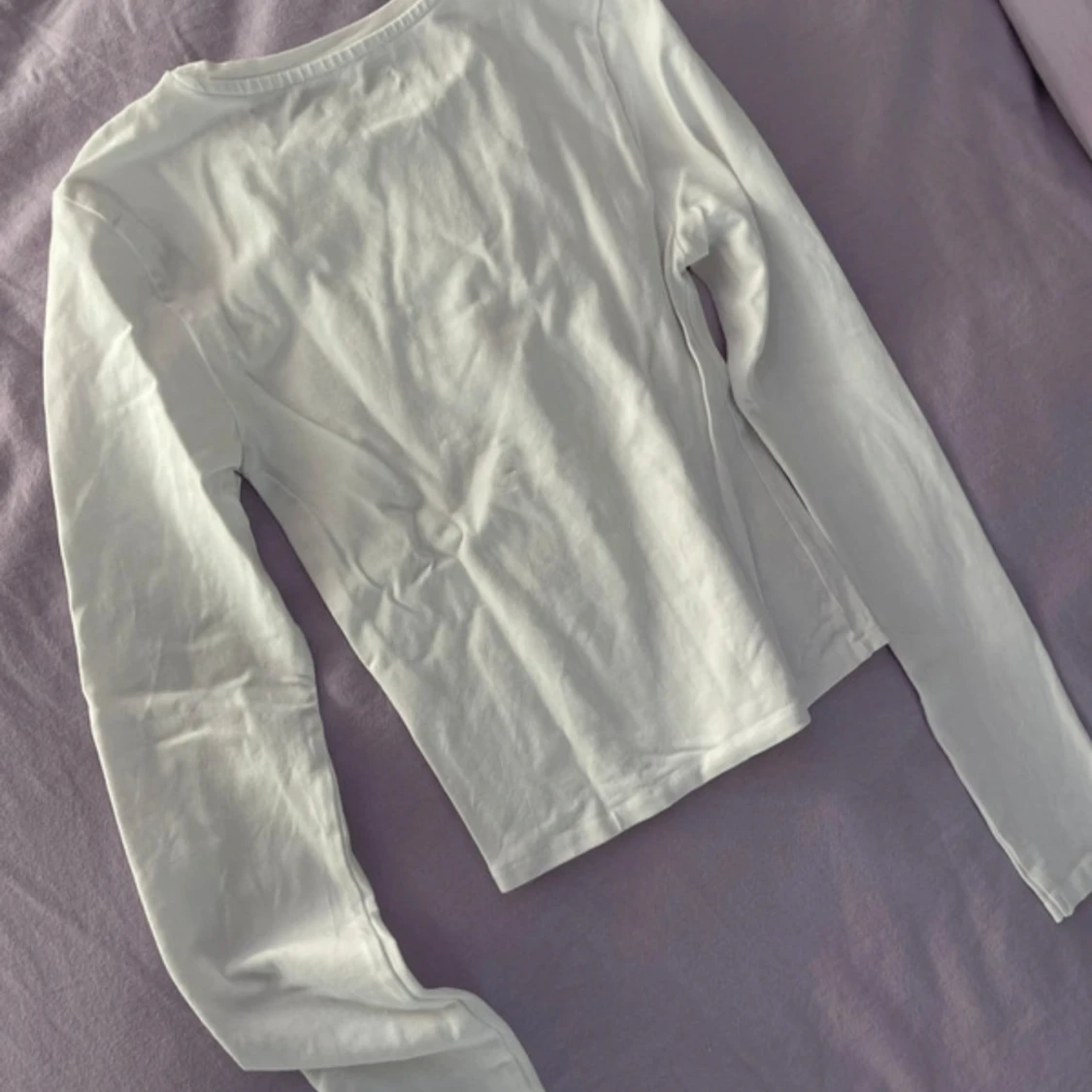 Vit långärmad croppad topp med blomtryck - 2