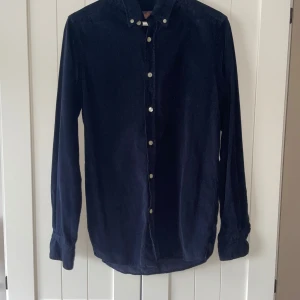 Morris Skjorta - Säljer denna Morris skjortan i manchester tyg. Mycket bra skick, den har inga defekter. Perfekt till vintern och skolan eller jobb.