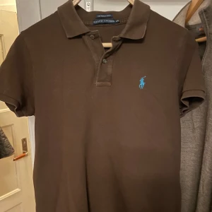 Ralph lauren piké - En brun vintage Ralph lauren piké, storlek S