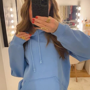 Mysig Hoddie - Super skön mysig hoddie från BikBok som är använd fåtal gånger, inte använd nått på sistonde där av säljer jag💗Hör av er vid fler funderingar🌸Pris kan diskuteras!