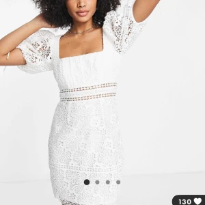 Vit spetsklänning med puffärmar - Säljer en superfin vit spetsklänning med puffärmar och fyrkantig urringning. Klänningen är aldrig använd och har prislappen kvar. Perfekt för studenten eller andra somriga tillfällen. Köpte den för 1069 kr, pris kan diskuteras. ❤️