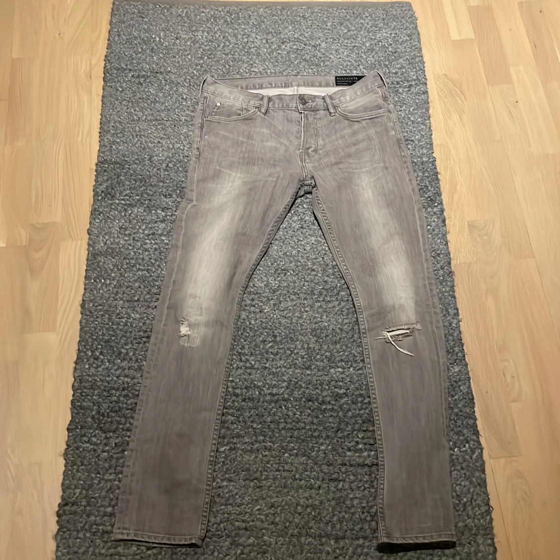 feta gråa jeans