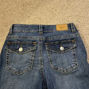 Säljer ett par snygga blå jeans från Ginatricot (perfect jeans) i storlek 36. Det är vanliga Low waist bootcut jeans. Har andvänt ungefär 3 gånger! De är i bra skick och redo för en ny ägare! Köpte för:499kr!! Kontakta gärna mig om ni är intresserade!!🥰