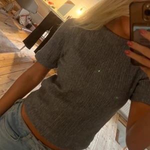 Grå topp - Säljer en snygg grå ribbad topp i mycket bra skick. Perfekt för både vardag och fest. Skulle säga mellan str xs-s. Kan sänka pris vid snabb äffär