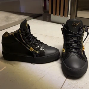 giuseppe zanotti - Säljer mina sneakers från giuseppe zanotti knappast använda finns inga tecken på användning. Säljer pga av flytt. Inget kvitto finns men diarienummer finns i skorna.