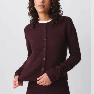 Vinröd stickad kofta  - Jätte söt vinröd stickad kofta ifrån Gina tricot i slutsåld storlek! Väldigt bra skick då den e använd 3-4 gånger. Säljs för att färgen inte passar mig men annars superfin i sig!kontakta vid frågor eller eventuellt fler bilder🫶kostar 399 i nypris!