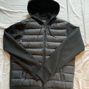 Ralphlauren cardigan  - Nu säljer jag min skit snygga Ralph lauren cardigan! Den är i jätte bra skick 9.5/10 perfekt för dig som inte vill ha vinterjacka då den fortfarande håller dig varm men även bra nu till våren som snart kommer! Hör av dig vid fundering. Tar även emot byten😄