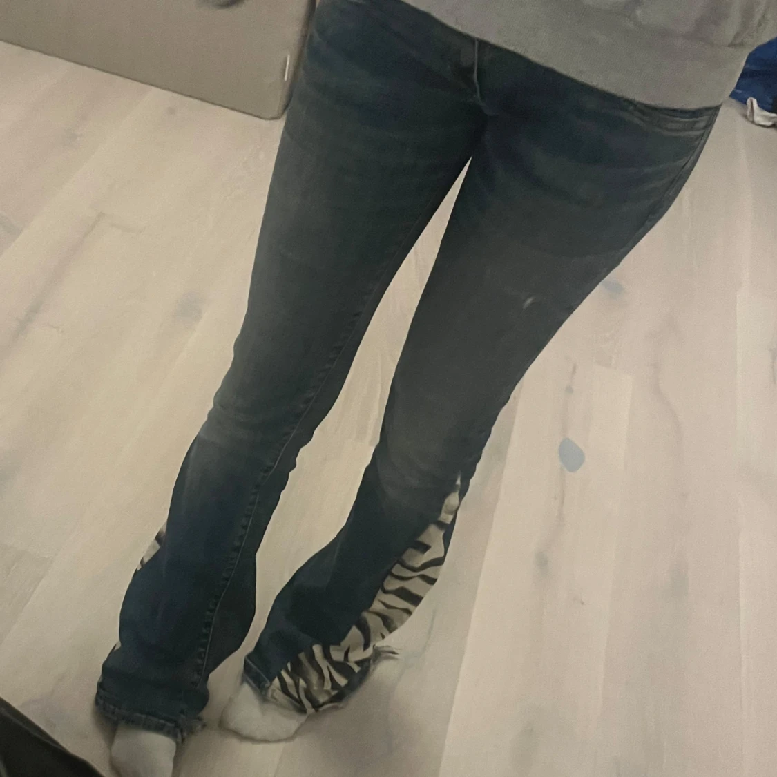 Blå jeans med zebra-detaljer - 90