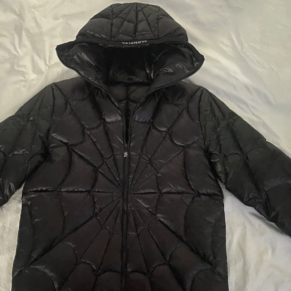 Säljer en snygg Star Fugazi svart quiltad jacka från Moncler. Den har en cool spindelnätsdesign och är perfekt för kyliga dagar. Perfekt för både höst och vinter. Passar lika bra till vardagen och lite finare  tillfällen.🕷️🖤 Hör av dig vid minsta fundering!              Pris kan diskuteras vid snabb affär 👍. Jackor.