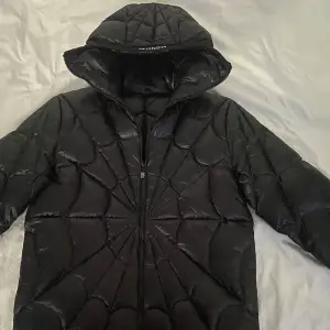 Säljer en snygg Star Fugazi svart quiltad jacka från Moncler. Den har en cool spindelnätsdesign och är perfekt för kyliga dagar. Perfekt för både höst och vinter. Passar lika bra till vardagen och lite finare  tillfällen.🕷️🖤 Hör av dig vid minsta fundering!              Pris kan diskuteras vid snabb affär 👍