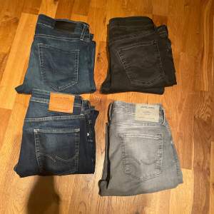 Säljer fyra par jeans från Jack & Jones i olika färger: mörkblå, svart, ljusblå och grå. Alla kan köpas för 1800kr 2 par för 500kr 3 par 800kr ifall du är intresserad av endast ett par kolla i min profil 