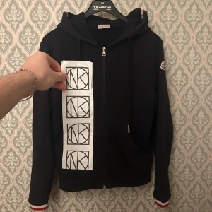 Moncler hoodie - Sjukt fet moncler hoodie i bra skick. Storlek M men sitter mer som en S. Bara att skriva vid frågor🙌🏻